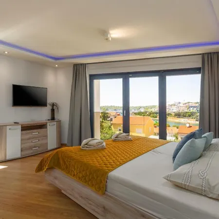 Golfista In Pula For 10 Persons With Whirlpool, Mini Golf, Sea View & Only 200 M From Vila Pjescana Uvala