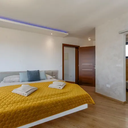 Vila Golfista In Pula For 10 Persons With Whirlpool, Mini Golf, Sea View & Only 200 M From