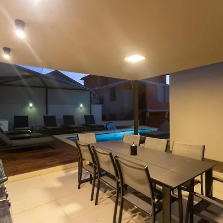 Golfista In Pula For 10 Persons With Whirlpool, Mini Golf, Sea View & Only 200 M From Vila Pjescana Uvala