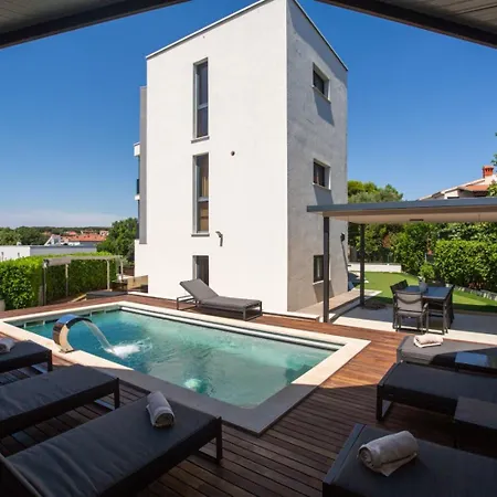 Golfista In Pula For 10 Persons With Whirlpool, Mini Golf, Sea View & Only 200 M From Pjescana Uvala