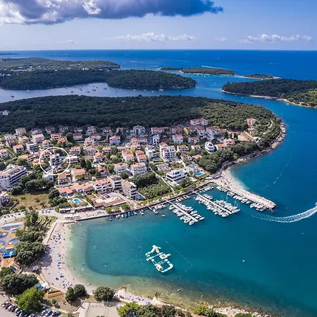 Golfista In Pula For 10 Persons With Whirlpool, Mini Golf, Sea View & Only 200 M From Pjescana Uvala